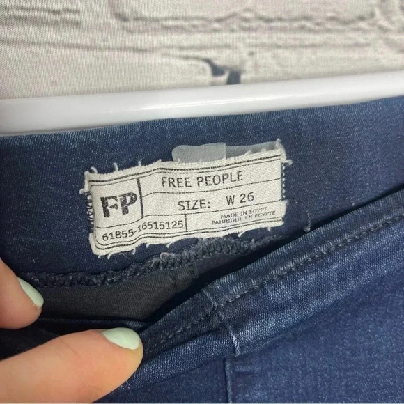 Free People Women’s Dark Wash Mid Rise Jeggings size 26 - Picture 4 of 7